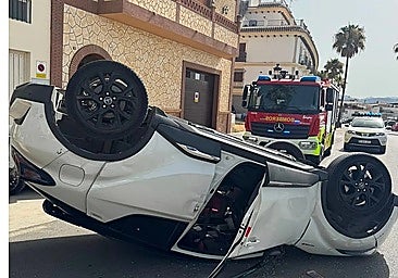 The overturned car following the accident in Alhaurín el Grande.