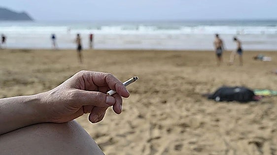 Spain set to extend smoking and vaping ban to beaches and national parks