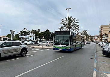 A picture of a Vélez-Málaga bus travelling along the Torre del Mar seafront.