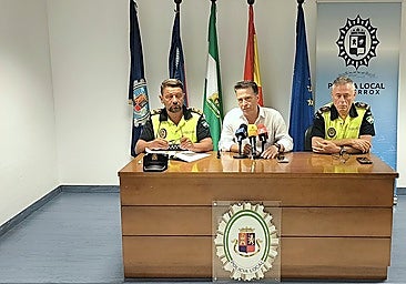The head of the Torrox Local Police, José Manuel Ruiz, the mayor of Torrox, Óscar Medina, and the force’s chief officer, Diego Blancat.