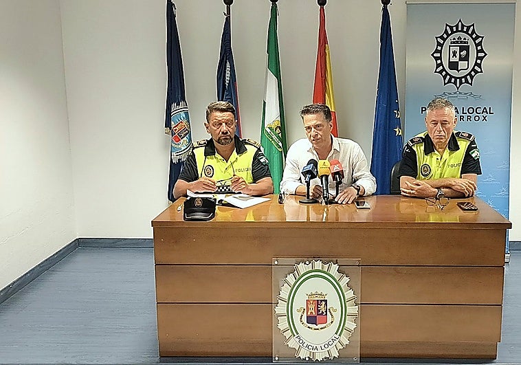 The head of the Torrox Local Police, José Manuel Ruiz, the mayor of Torrox, Óscar Medina, and the force’s chief officer, Diego Blancat.