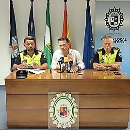 The head of the Torrox Local Police, José Manuel Ruiz, the mayor of Torrox, Óscar Medina, and the force’s chief officer, Diego Blancat.