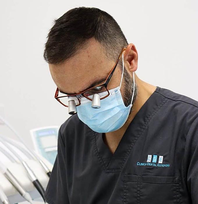 A dentist at the Estepona Dental Clinic during a treatment.