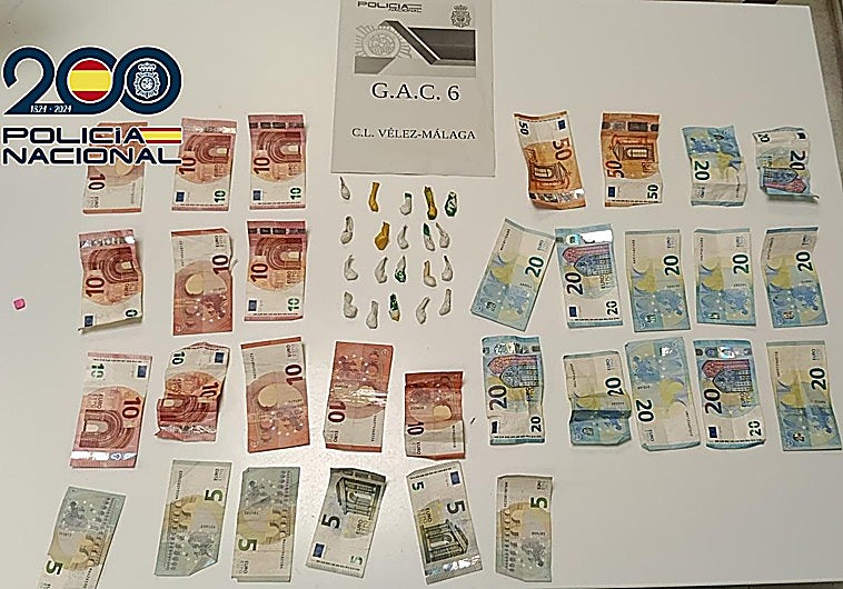 Imagen principal - Items and drugs seized by the police during the festival
