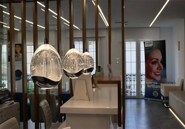 The modern and functional reception area at Estepona Dental Clinic.