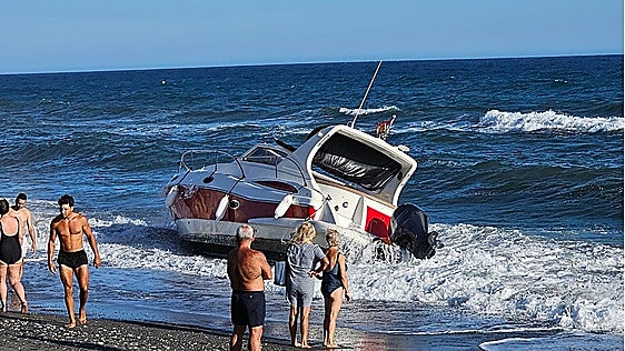 Yacht runs aground on eastern Costa del Sol beach