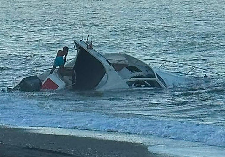 Imagen principal - Yacht runs aground on eastern Costa del Sol beach
