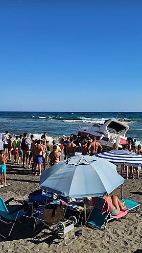 Imagen secundaria 2 - Yacht runs aground on eastern Costa del Sol beach