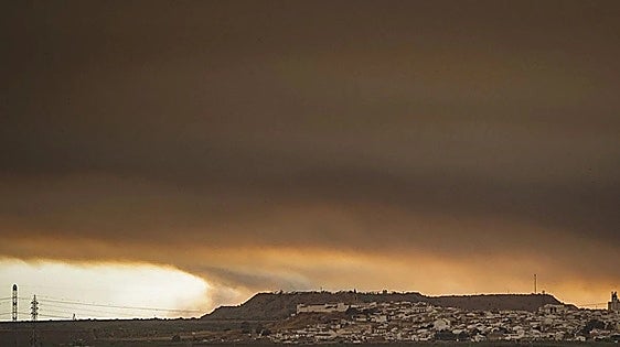 Huelva fire spreads to over 28,000 hectares hours before the eclipse temporarily restricts aerial efforts