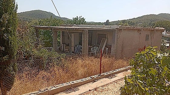 Valencia man found living with father's mummified body for seven months