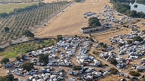 Illegal rave in western Spain draws 3,000 partygoers and 1,000 vehicles to quiet rural town
