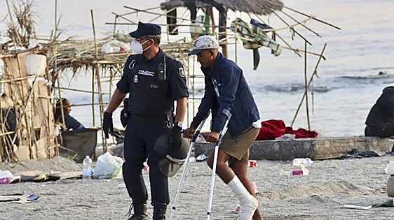 Ceuta police transfer migrants camping on Trampolín beach to new reception centres