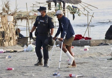 A police officer accompanying one of the migrants at the Trampolín beach in Ceuta on Thursday.