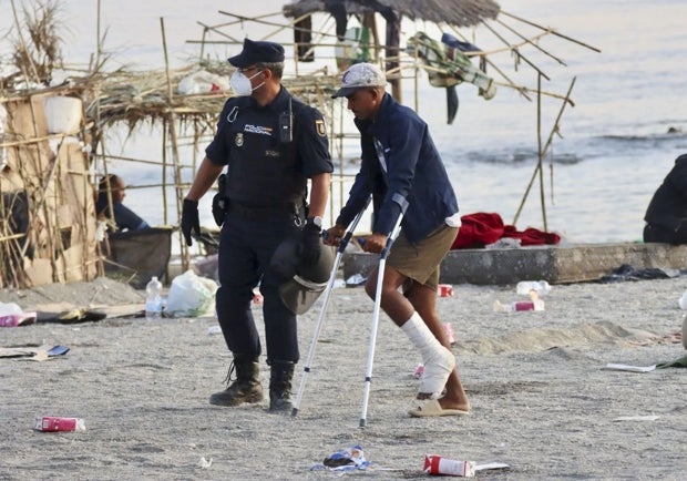 Ceuta police transfer migrants camping on Trampolín beach to new reception centres