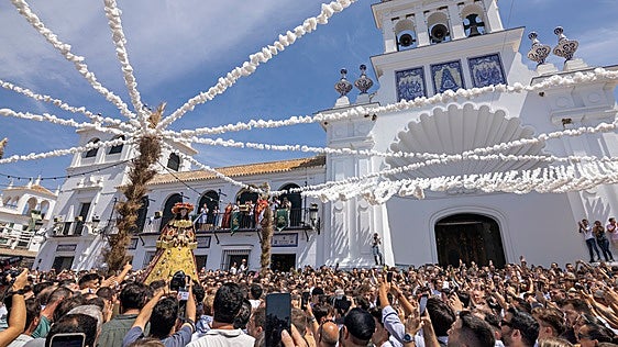 Virgin of El Rocío reaches Almonte after a 20-hour procession in the rain