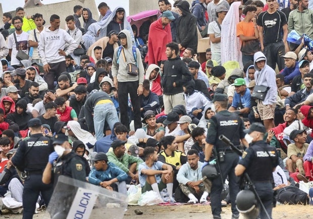 Spanish police dismantle two organisations suspected of smuggling migrants from Ceuta into the mainland
