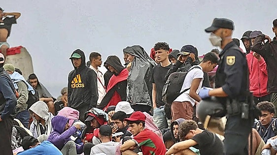 The police operation at the Trampolín beach in Ceuta on Thursday.
