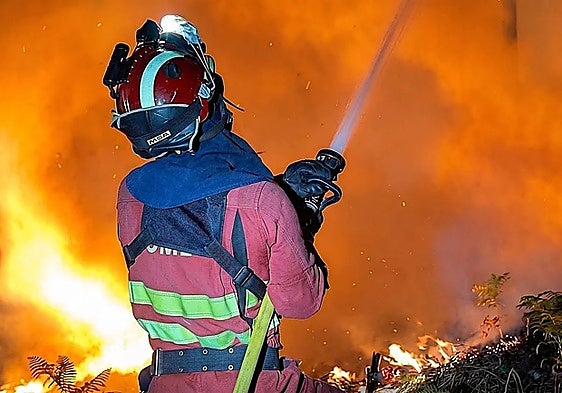 A member of the UME during firefighting operation in Las Hurdes, Extremadura.