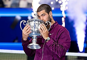 Alcaraz, with the US Open trophy in 2025.