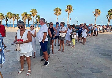 Signature collection during the 40th anniversary of Pilar de la Horadada's independence from Orihuela.