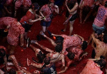 Four people treated for pepper spray injuries at La Tomatina festival in Buñol, Valencia
