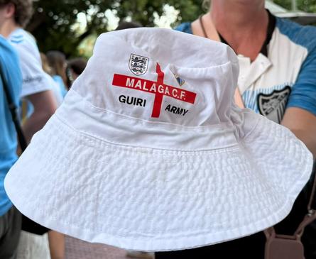 Imagen secundaria 1 - Kay Maiden wearing the Guiri Army hat.