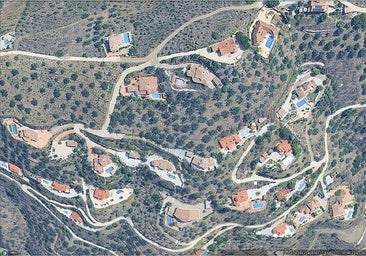 Aerial view of rural houses with swimming pools in the Axarquía