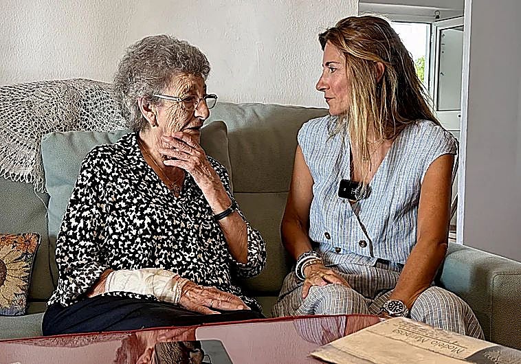Imagen principal - Pepita received a visit from the mayor of Mijas to mark the occasion.
