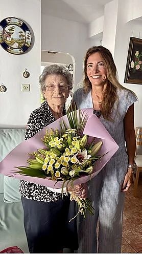 Imagen secundaria 2 - Pepita received a visit from the mayor of Mijas to mark the occasion.