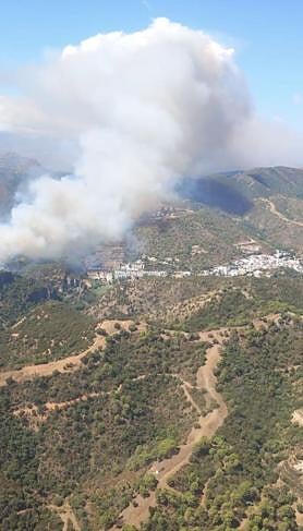 Imagen secundaria 2 - Fire in Benahavís still burning after night of intensive efforts to protect built-up areas