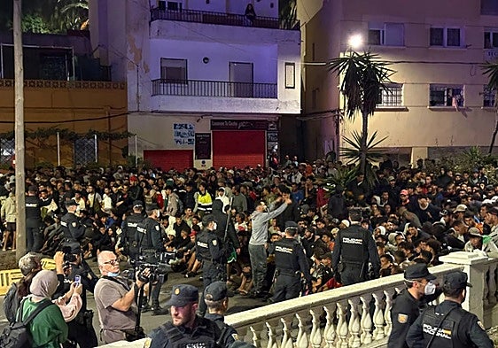 The transfer of migrants from the beaches of Ceuta to the camp set up in the city’s port has begun.
