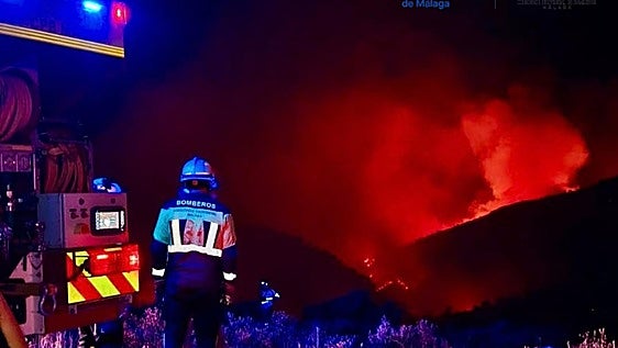 Residents of Igualeja in lockdown as 140 firefighters and aircraft tackle wildfire