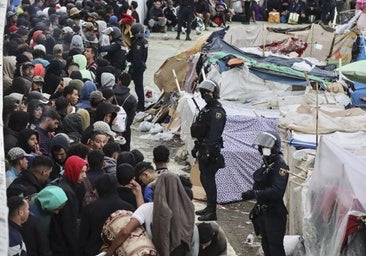 The removal of migrants from Benítez beach begins this Tuesday.