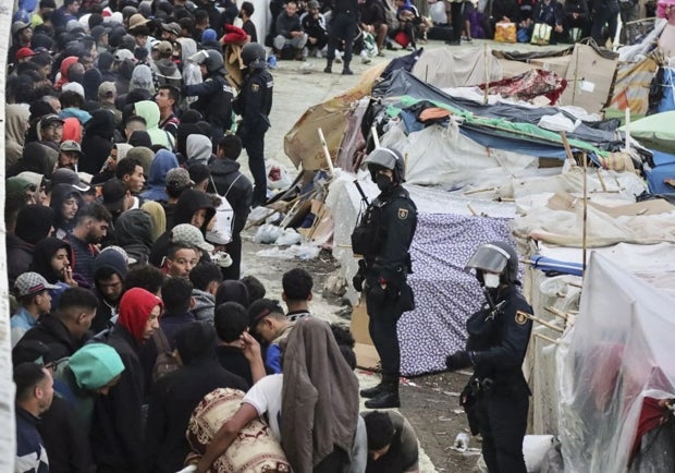 Ceuta police transfer migrants from Playa Benítez to temporary shelter