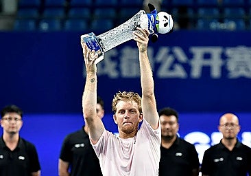 Alejandro Davidovich lifts the trophy in Chengdu.