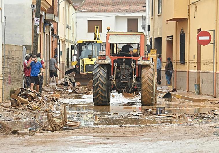 Imagen principal - Woman, 102, dies in flash foods in Albacete town as 90 are rescued