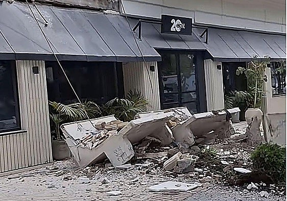 Miracle escape in central Marbella as concrete slabs collapse onto pavement in broad daylight