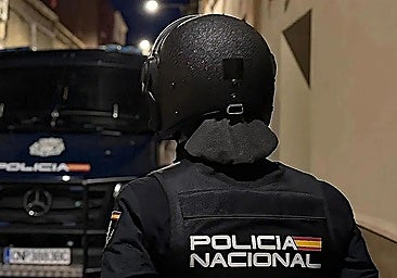 Archive photo of a National Police officer in Spain.