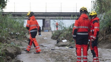 Firefighters during the search for the woman in Cabrera de Mar.