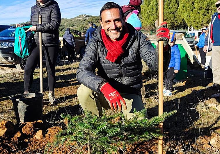 Imagen principal - Gómez Zotano is one of the three authors of the University of Granada project. Below, the planting of specimens took place between November 2022 and February 2023