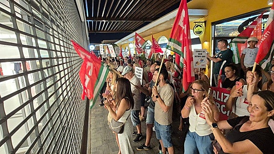 Malaga workers kick off first day of Plaza Mayor strike against shops staying open until midnight: 'We don't want this to set a precedent'