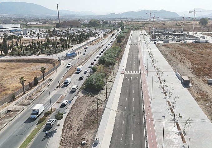 A photo showing the heavy traffic on the single-carriageway road, next to the Nuovit construction site.