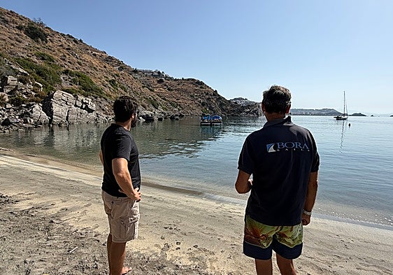 Residents of Marina del Este claim Almuñécar’s beach-cleaning boats ‘do not remove’ waste from the sea