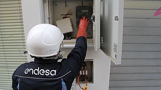 An Endesa technician disconnecting an unauthorised connection.
