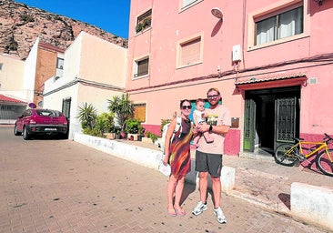 Isa and her husband decided to take their baby to their grandparents’ house in Calahonda after discovering cracks in their home