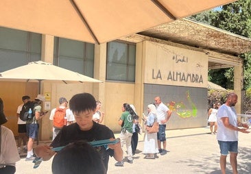 Visitors, this Tuesday at the Alhambra