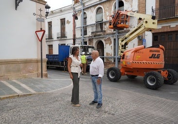 Mayor of Ronda Mari Paz Fernández alongside councillor for town planning during work to secure a dilapidated building on Calle Armiñán.