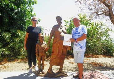 The mayor of Albondón, José Sánchez, and the shopkeeper and lottery seller, Ana Belén Fernández, alongside Albondón’s famous ‘Pregnant Woman’.