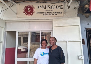 Soledad Sautoho Napa, right, with the vice-president of Unamia, Estrella Oyó Sam, in Equatorial Guinea.