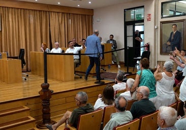 The mayor of Vélez-Málaga leaves the council chamber amid protests from residents and shopkeepers over the refuse collection charge.
